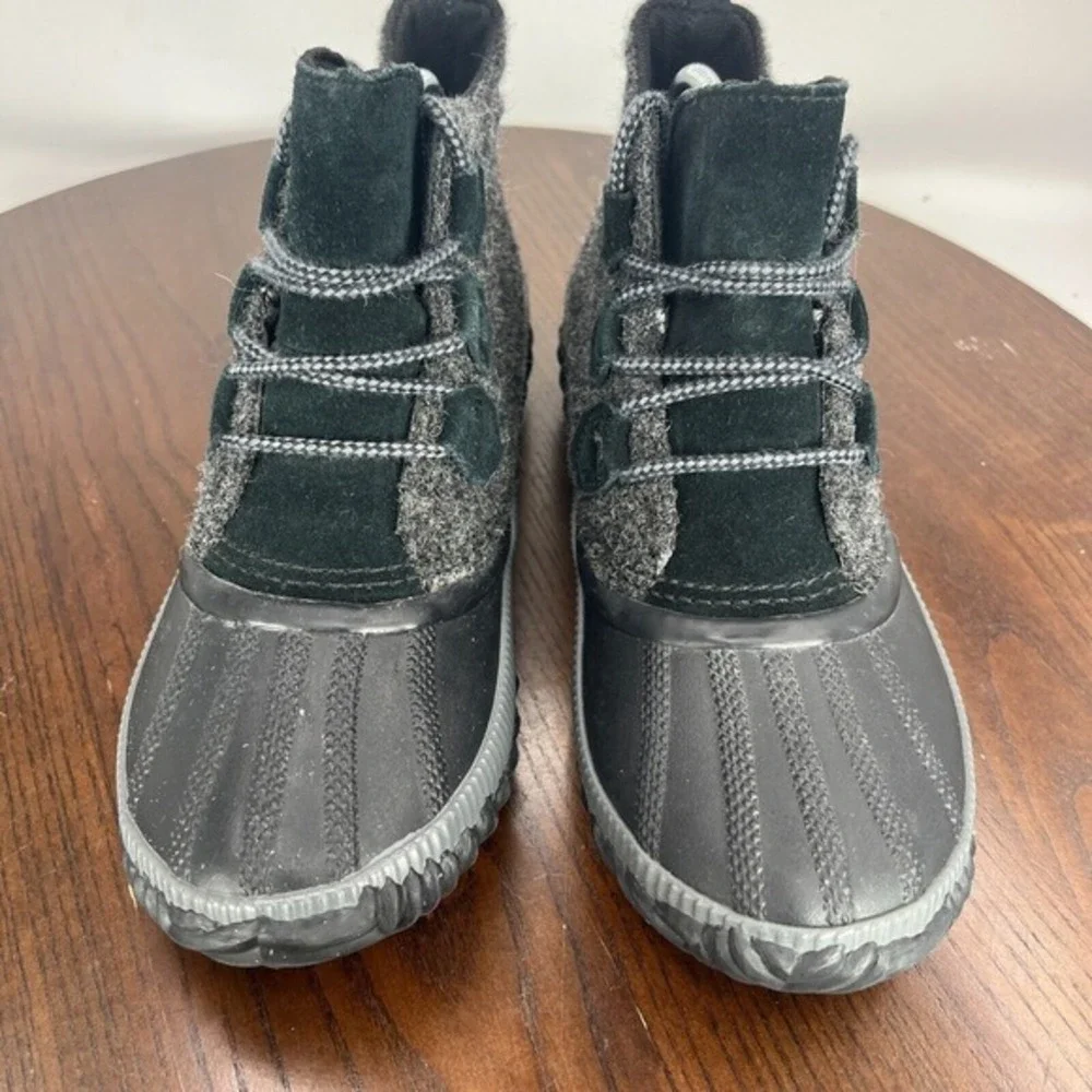 Sorel Out N About Plus Women's 7 Gray Black‎ Waterproof Duck Rain LL3650-010